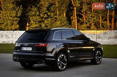 Внедорожник / Кроссовер Audi Q7 2017 в 