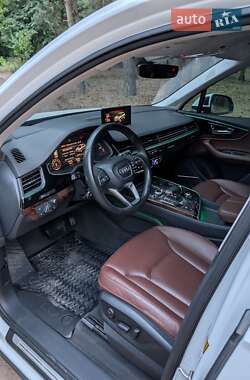 Внедорожник / Кроссовер Audi Q7 2017 в 