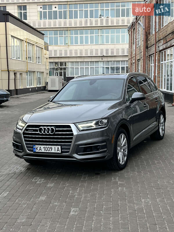 Внедорожник / Кроссовер Audi Q7 2016 в 