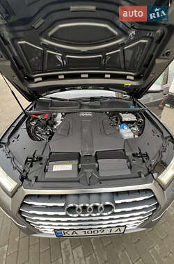 Внедорожник / Кроссовер Audi Q7 2016 в 