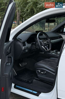 Позашляховик / Кросовер Audi Q7 2018 в 