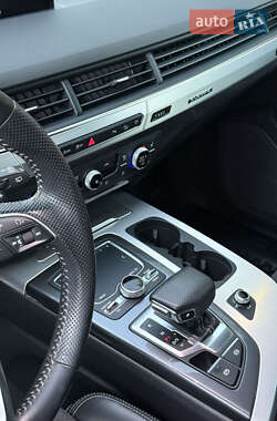 Позашляховик / Кросовер Audi Q7 2018 в 