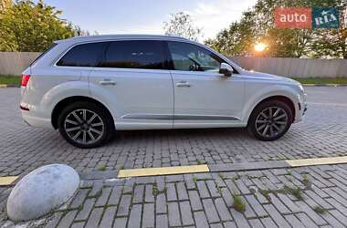 Внедорожник / Кроссовер Audi Q7 2016 в 