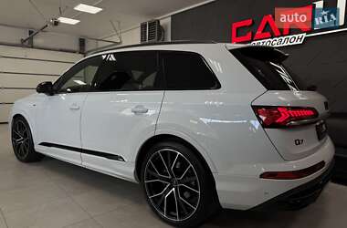 Позашляховик / Кросовер Audi Q7 2020 в 