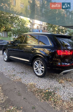 Внедорожник / Кроссовер Audi Q7 2016 в 