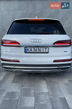 Внедорожник / Кроссовер Audi Q7 2021 в 