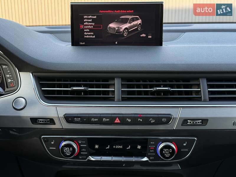 Позашляховик / Кросовер Audi Q7 2017 в Луцьку