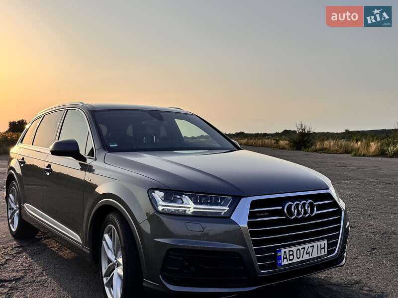 Внедорожник / Кроссовер Audi Q7 2017 в 