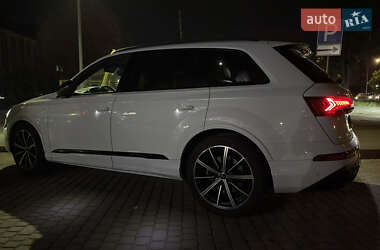 Внедорожник / Кроссовер Audi Q7 2020 в 