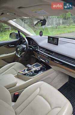 Внедорожник / Кроссовер Audi Q7 2016 в 