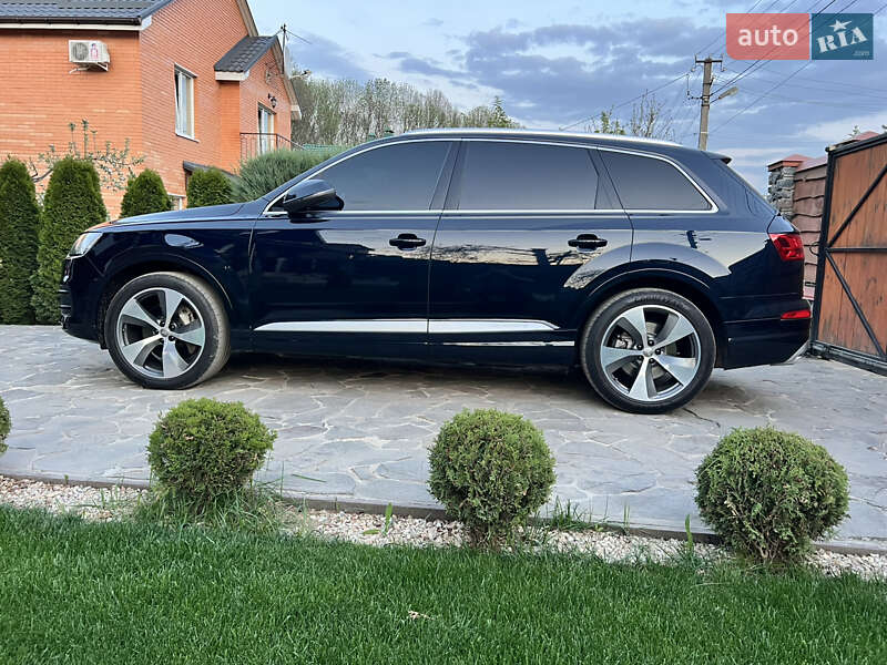 Внедорожник / Кроссовер Audi Q7 2016 в 