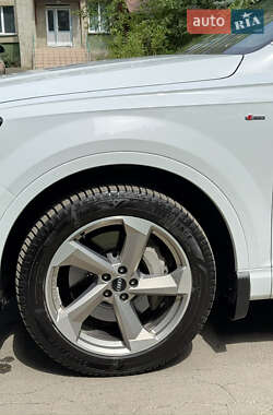 Внедорожник / Кроссовер Audi Q7 2017 в 