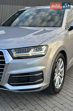 Внедорожник / Кроссовер Audi Q7 2015 в 