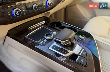 Внедорожник / Кроссовер Audi Q7 2015 в 