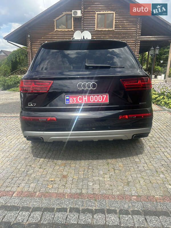 Внедорожник / Кроссовер Audi Q7 2017 в Нововолынске
