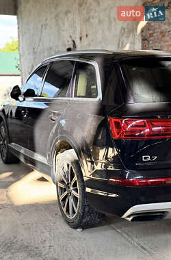Внедорожник / Кроссовер Audi Q7 2016 в 