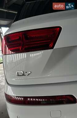 Внедорожник / Кроссовер Audi Q7 2018 в 