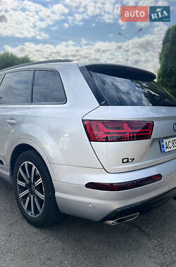 Внедорожник / Кроссовер Audi Q7 2017 в 