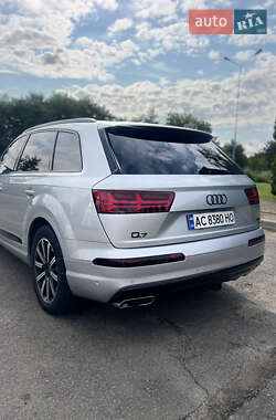 Внедорожник / Кроссовер Audi Q7 2017 в 
