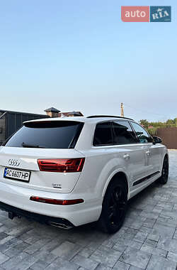 Внедорожник / Кроссовер Audi Q7 2017 в 
