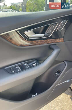 Внедорожник / Кроссовер Audi Q7 2016 в 