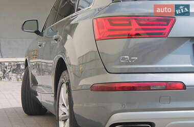 Позашляховик / Кросовер Audi Q7 2017 в 