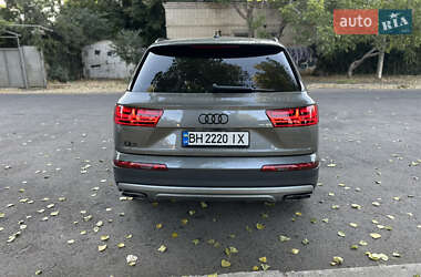 Позашляховик / Кросовер Audi Q7 2016 в 