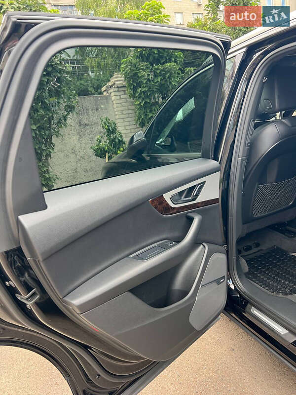 Позашляховик / Кросовер Audi Q7 2018 в Ромнах