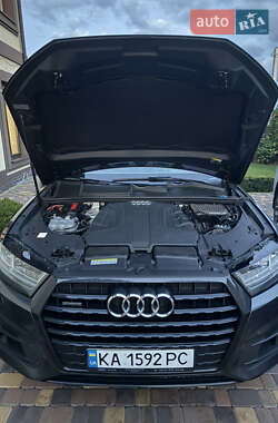 Внедорожник / Кроссовер Audi Q7 2017 в 