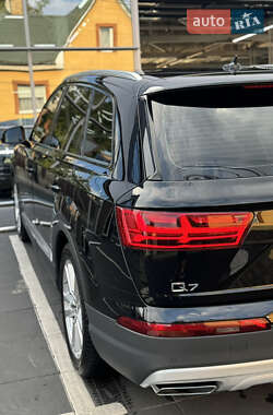 Внедорожник / Кроссовер Audi Q7 2015 в 