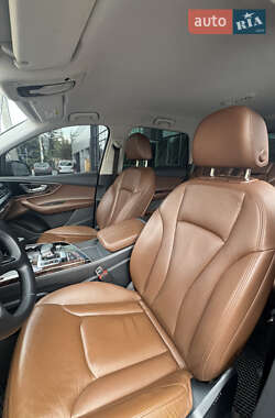 Внедорожник / Кроссовер Audi Q7 2015 в 