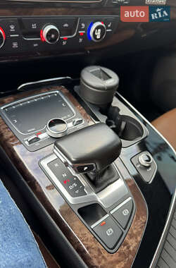 Внедорожник / Кроссовер Audi Q7 2015 в 