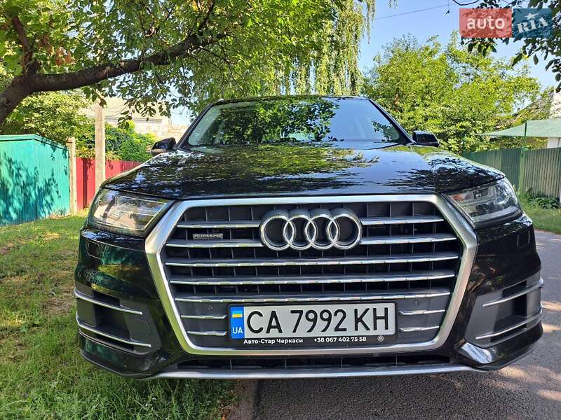 Внедорожник / Кроссовер Audi Q7 2017 в 