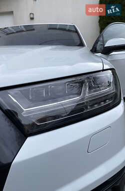 Внедорожник / Кроссовер Audi Q7 2017 в 