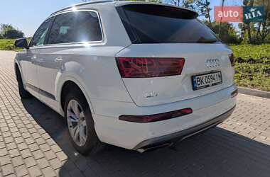 Позашляховик / Кросовер Audi Q7 2017 в 