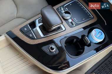 Внедорожник / Кроссовер Audi Q7 2016 в 
