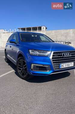Внедорожник / Кроссовер Audi Q7 2015 в 