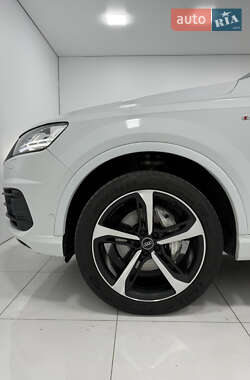 Внедорожник / Кроссовер Audi Q7 2016 в 