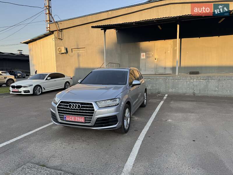 Внедорожник / Кроссовер Audi Q7 2017 в 