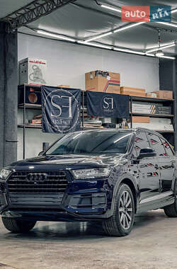 Внедорожник / Кроссовер Audi Q7 2017 в 