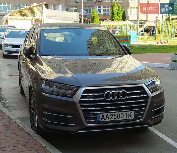 Внедорожник / Кроссовер Audi Q7 2016 в 
