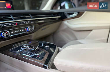 Внедорожник / Кроссовер Audi Q7 2017 в 