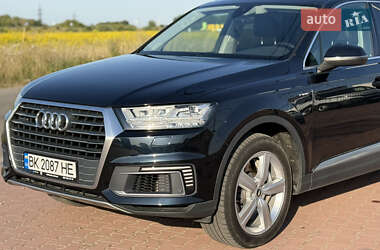 Внедорожник / Кроссовер Audi Q7 2016 в 