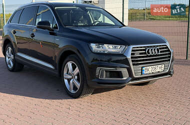 Внедорожник / Кроссовер Audi Q7 2016 в 