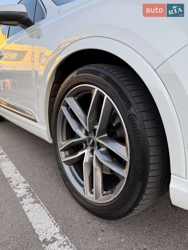 Позашляховик / Кросовер Audi Q7 2016 в Рівному