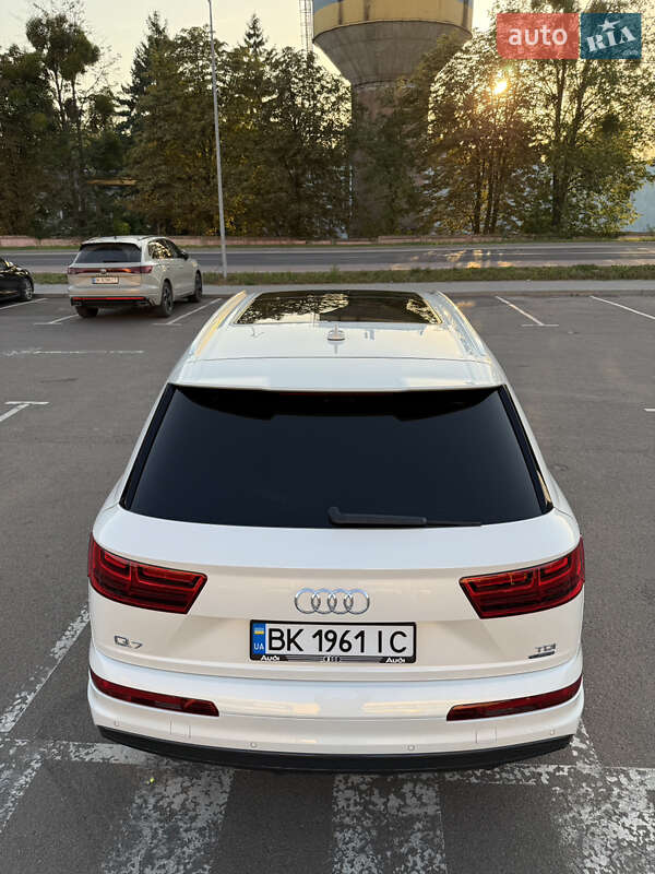 Позашляховик / Кросовер Audi Q7 2016 в Рівному