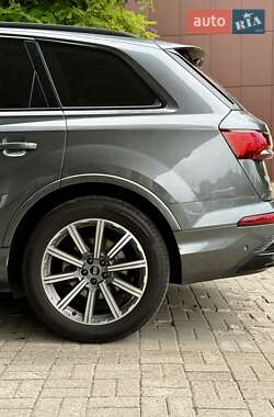 Внедорожник / Кроссовер Audi Q7 2021 в 