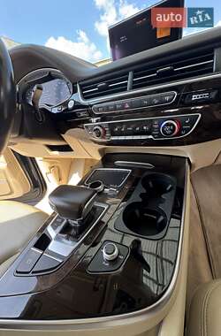 Внедорожник / Кроссовер Audi Q7 2016 в 
