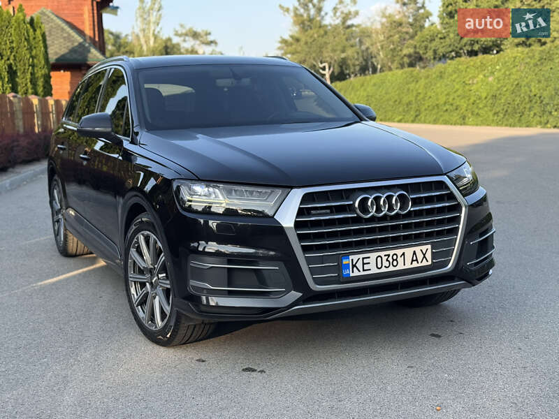 Внедорожник / Кроссовер Audi Q7 2015 в 