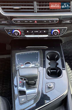 Внедорожник / Кроссовер Audi Q7 2017 в 